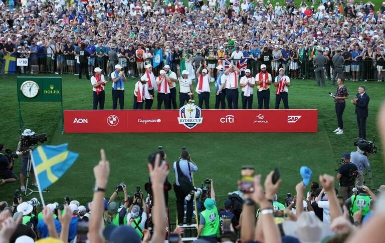 El Team Europe celebrates, en lo más alto de la celebración en Farmingdale (Photo by JAMIE SQUIRE / GETTY IMAGES NORTH AMERICA / Getty Images via AFP)