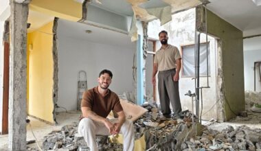 De izquierda a derecha, Óscar Betancor y Jael Báez en la reforma de su casa en Moya.