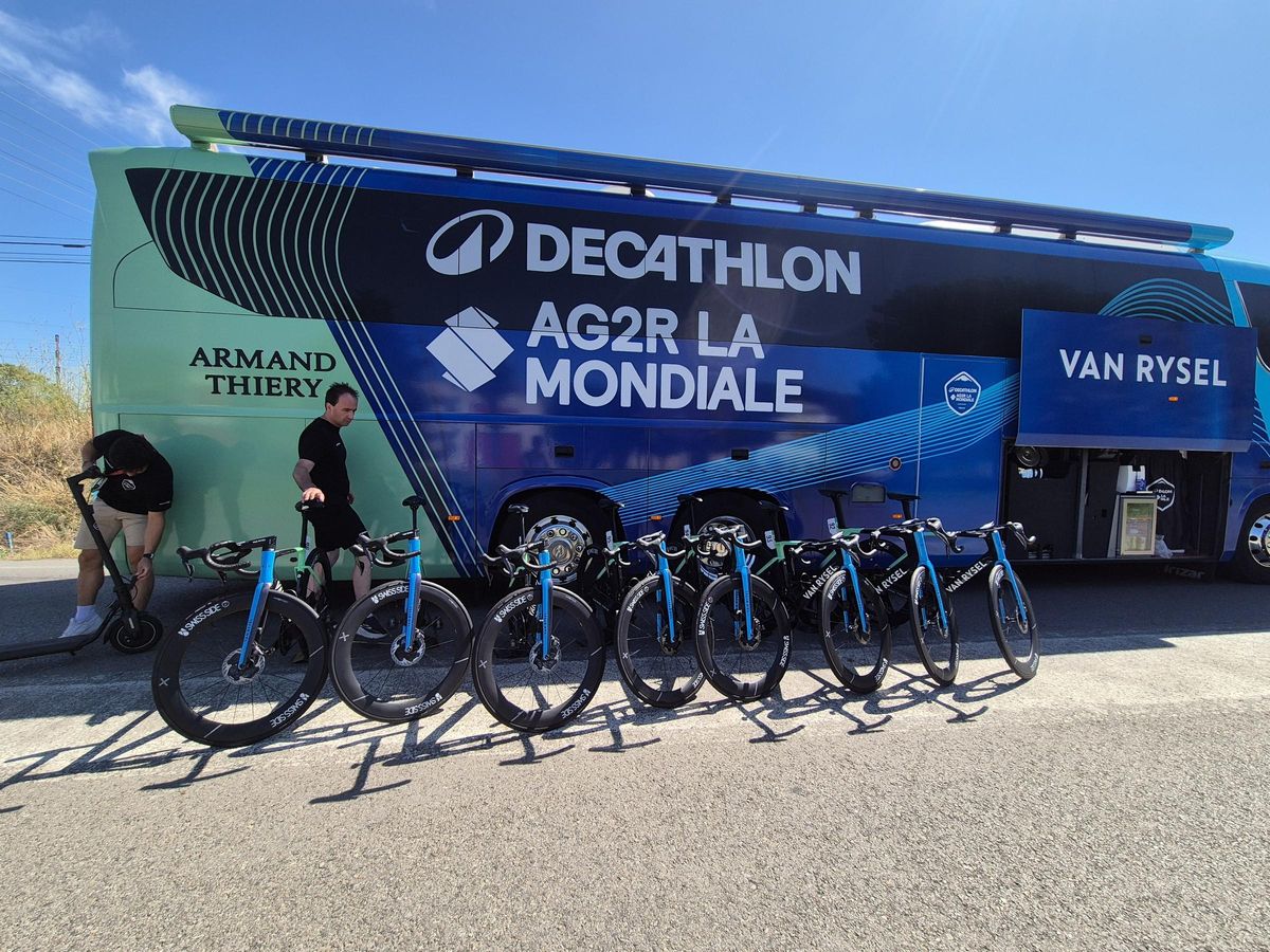 El autobús del Decathlon AG2R, antes del inicio de la etapa 8 en Monzón Templario