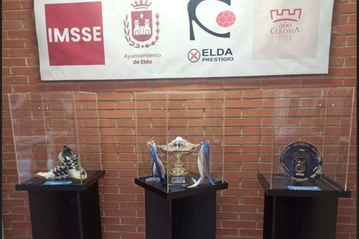 Exposición de alguno de los trofeos ganados por el Elda Prestigio.