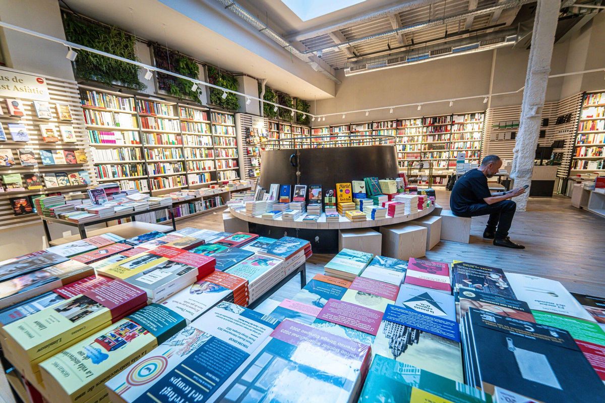 Barcelona 21/07/2025 Barcelona La nueva librería la central de consell de cent abre el martes. AUTOR: MANU MITRU