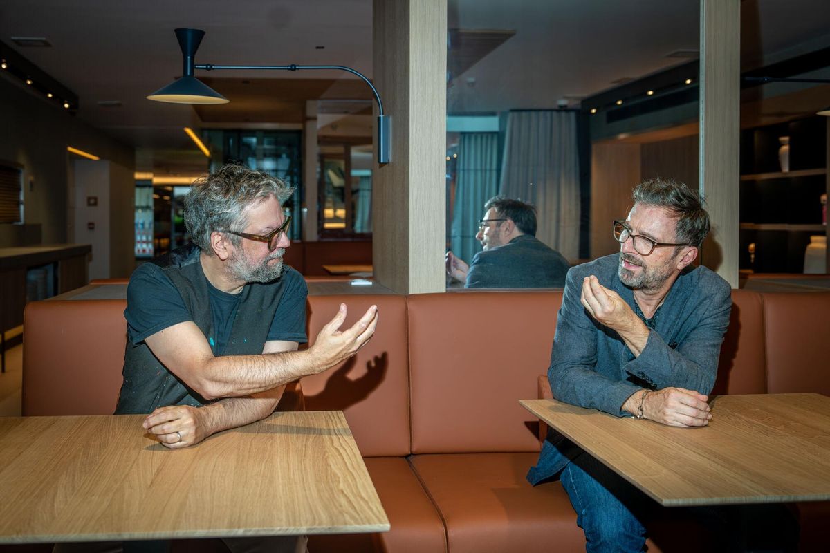 Liniers y Kevin Johansen en Barcelona, el 22 de mayo de 2025.