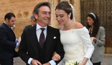 Julia Bolaños elige un vestido de novia de inspiración años 50 con bordados florales y un manto del siglo XVIII