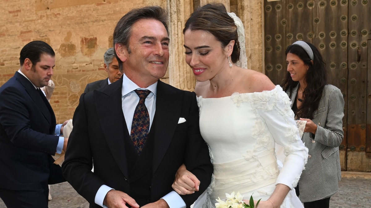 Julia Bolaños elige un vestido de novia de inspiración años 50 con bordados florales y un manto del siglo XVIII