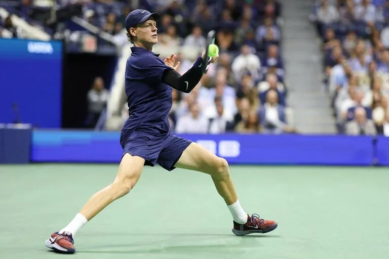 El impacto de Jannik Sinner ante Lorenzo Musetti, en la noche del estadio Arthur Ashe 