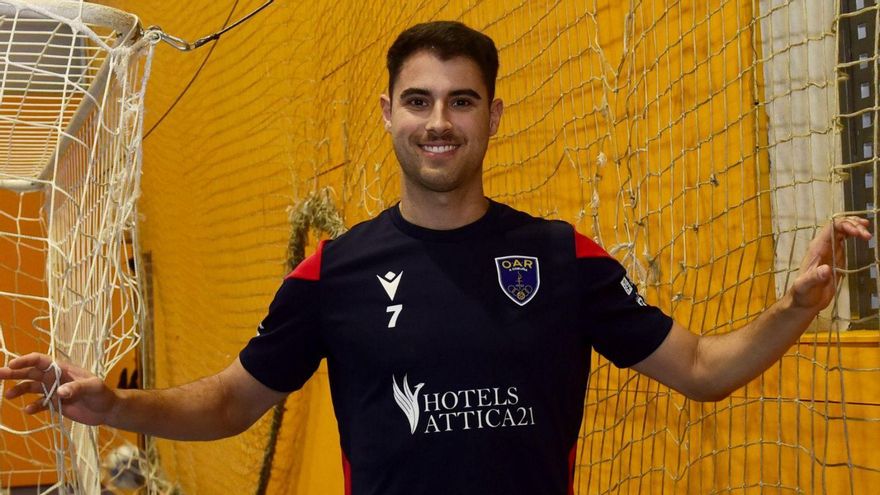 Álex Chan posa en uno de los fondos del pabellón de San Francisco Javier.