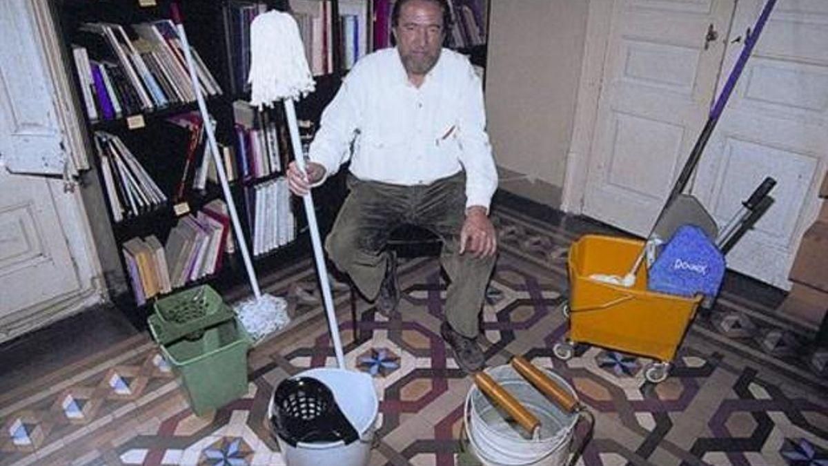 Manuel Jalón, rodeado de fregonas, en una imagen tomada en 1995 en Barcelona.