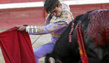 Antolín Jiménez, flexionado, torea por alto a ‘Grabado’, cuarto novillo.