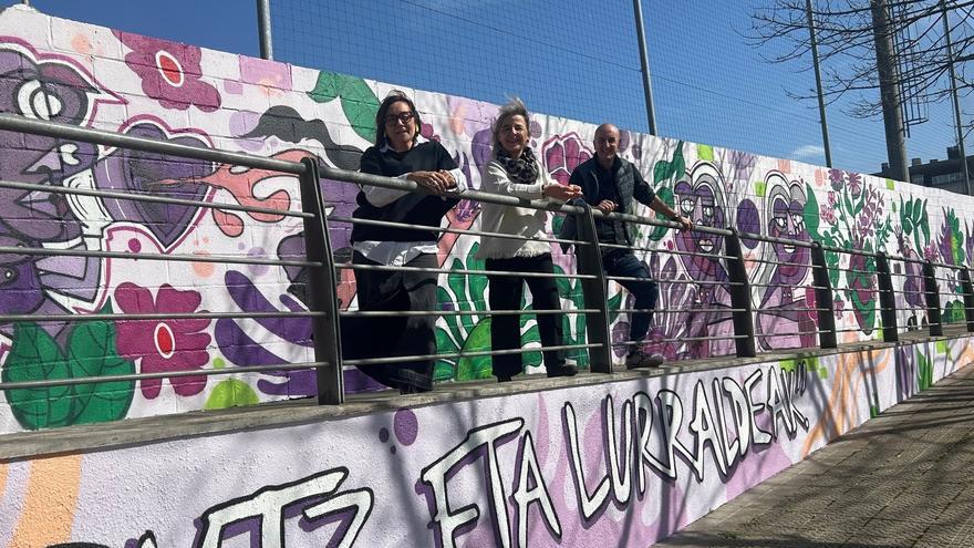 Lemoa viste una pared del campo de fútbol con un mural por la igualdad
