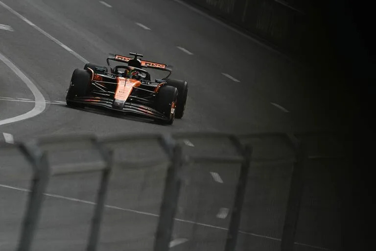 El McLaren de Oscar Piastri en Azerbaiyán, antes del choque