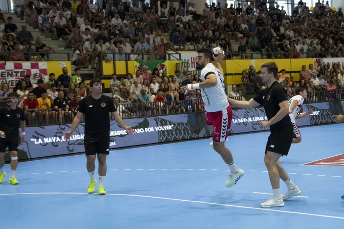 Partido en Astorga del Balonmano Nava. B. Nava