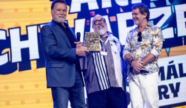 Banderas sorprende a Schwarzenegger con el premio de honor