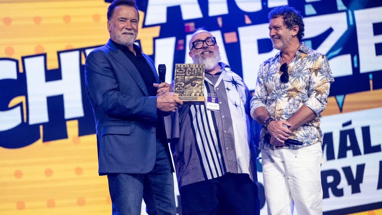 Banderas sorprende a Schwarzenegger con el premio de honor