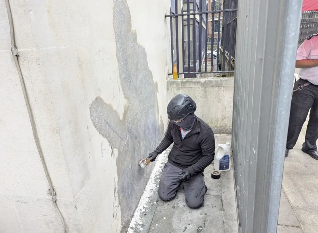 Un trabajador retira la obra de arte de los Tribunales Reales de Justicia en Londres, el miércoles 10 de septiembre de 2025.