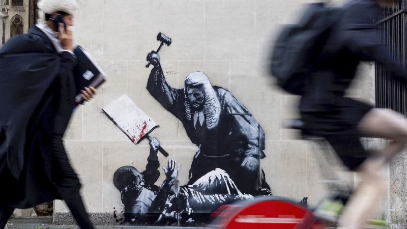 El mural de Banksy que muestra a un juez golpeando a un manifestante fue borrado del tribunal de Londres