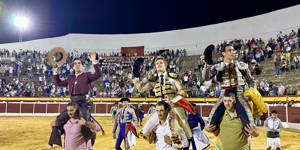 Éxito rotundo en Baza con la salida a hombros de los tres protagonistas del cartel