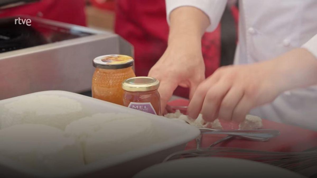 Jordi Cruz improvisa las migas de queso con miel.