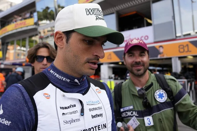 El piloto de Williams, Carlos Sainz, de España, camina por los boxes después de la carrera del Gran Premio de Mónaco de Fórmula Uno