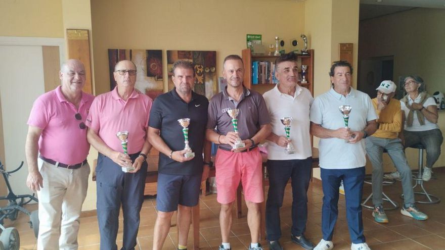 Foto de familia de los vencedores en Villarrín.