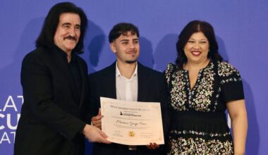 La Fundación Grammy entrega la beca legado Paco de Lucía en la previa del evento musical en el Cartuja Center