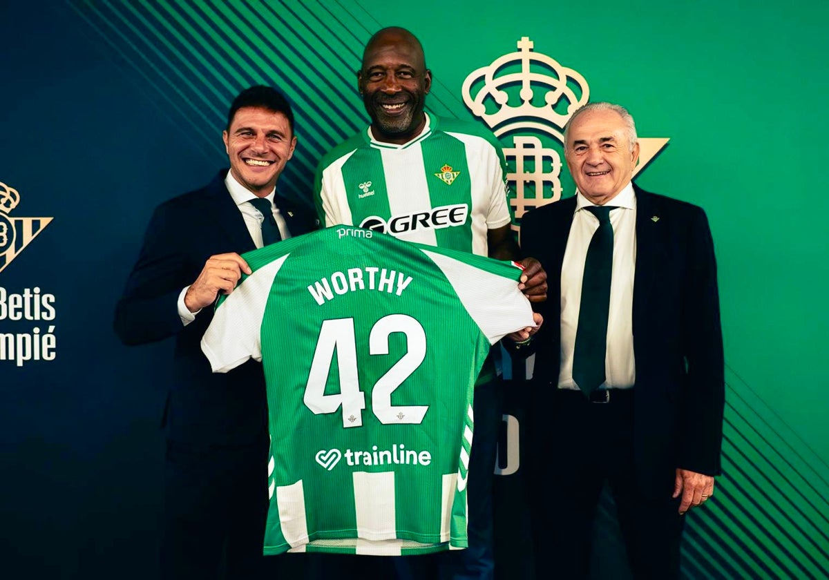 James Worthy, mítico jugador de los Lakers, espectador de honor del Betis - Athletic