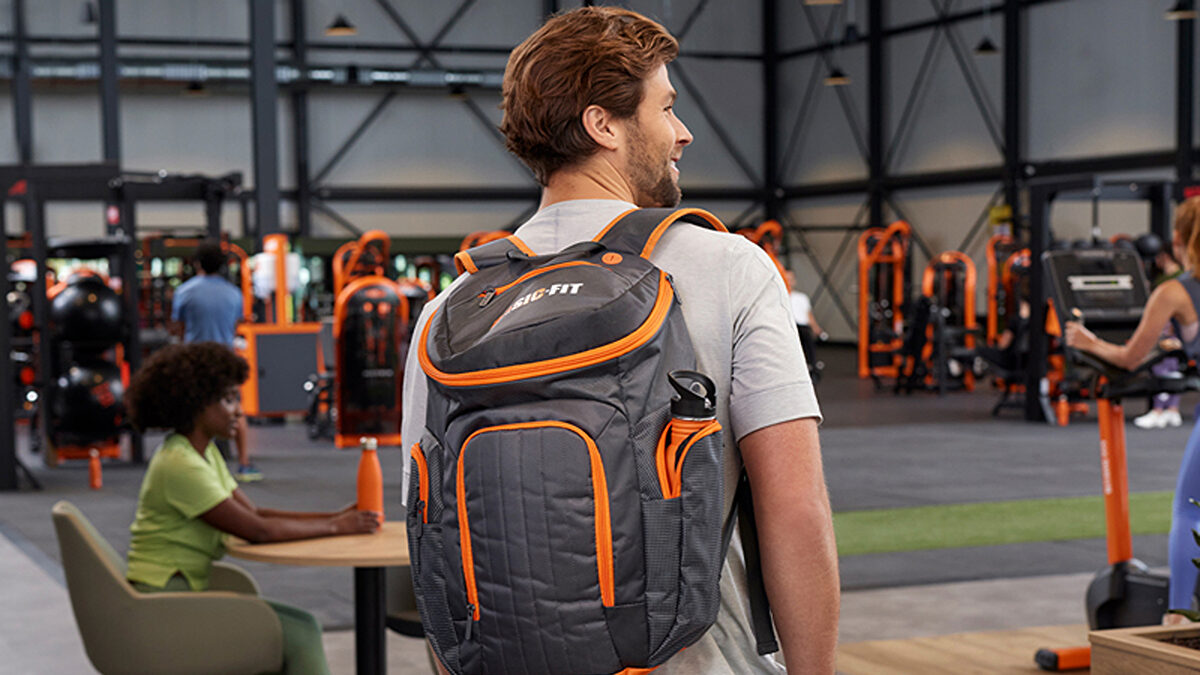 ¿Por qué no puedes dejar de ver las mochilas de Basic-Fit? Las claves detrás de una estrategia maestra de marketing