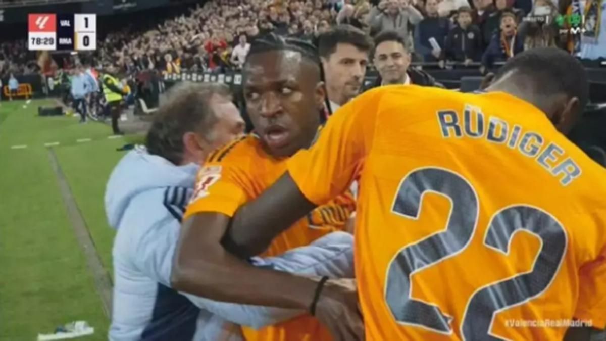 Vinícius encarándose contra Soto Grado tras su expulsión en Mestalla