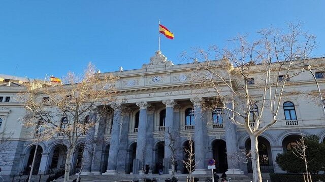 El Ibex 35 salva con nota la Cuádruple Hora Bruja con las ganancias de Indra, Sabadell y Santander