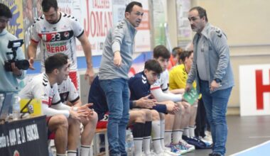 Álvaro Senovilla en el banquillo del Viveros Herol durante un encuentro de la temporada pasada./AMADOR MARUGÁN