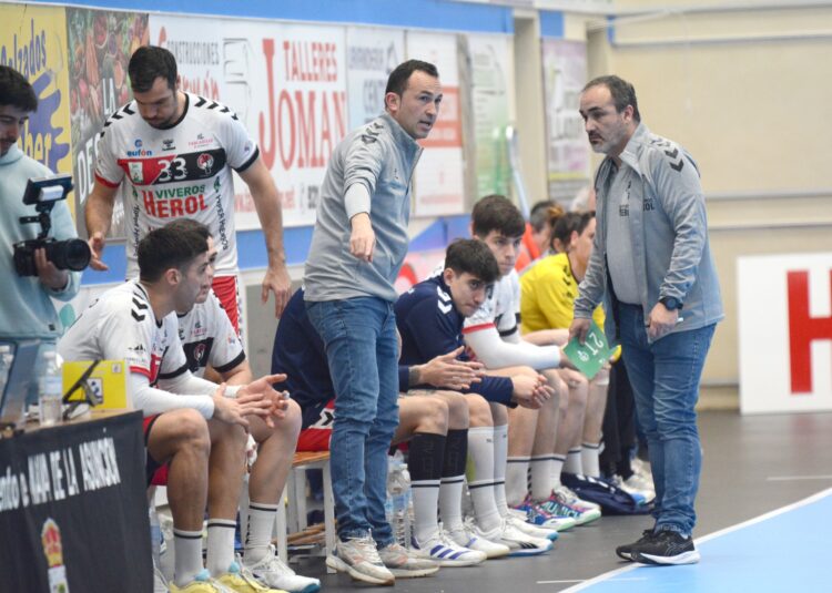 Álvaro Senovilla en el banquillo del Viveros Herol durante un encuentro de la temporada pasada./AMADOR MARUGÁN