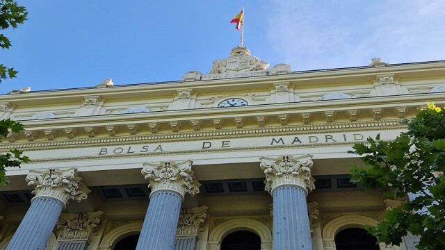 El Ibex 35 salva la Cuádruple Hora Bruja con las ganancias de Indra, Sabadell y Santander