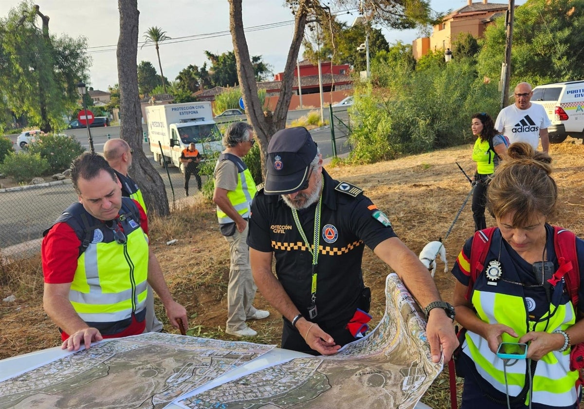 Miembros de la Policía Nacional durante el dispositivo de búsqueda del hombre en Estepona