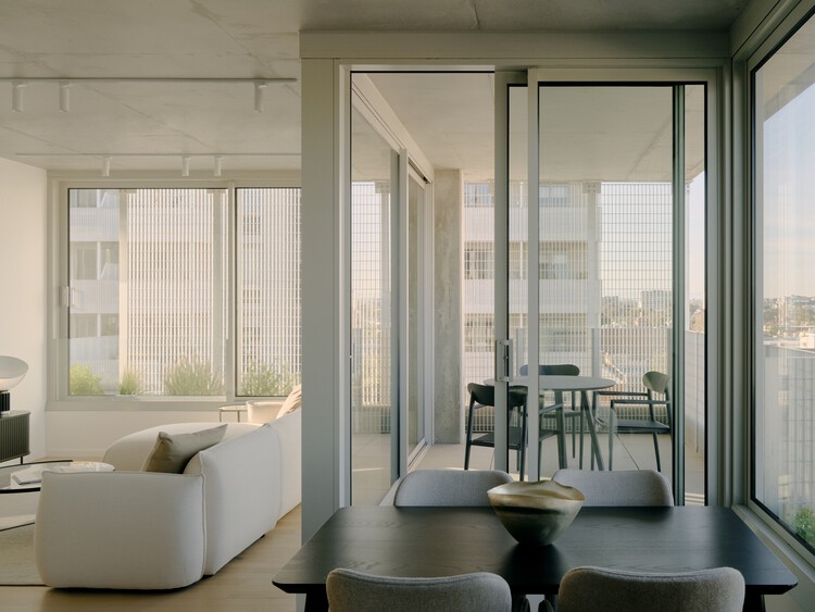 Complejo residencial Brunswick Yard / Carr - Fotografía interior, Sala de estar, Vidrio, Balcón