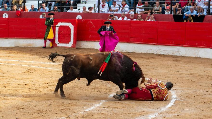 Escribano, herido al ser corneado en la corrida de toros de Corella