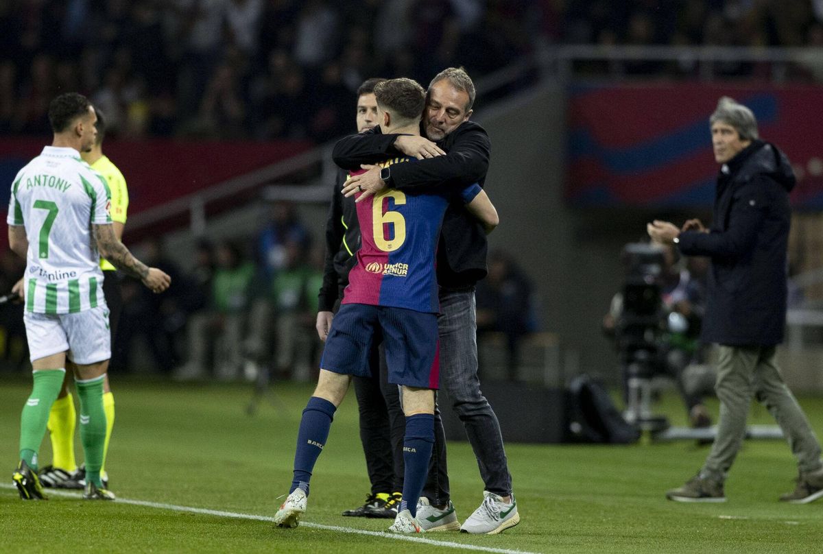 Hansi Flick abraza a Gavi