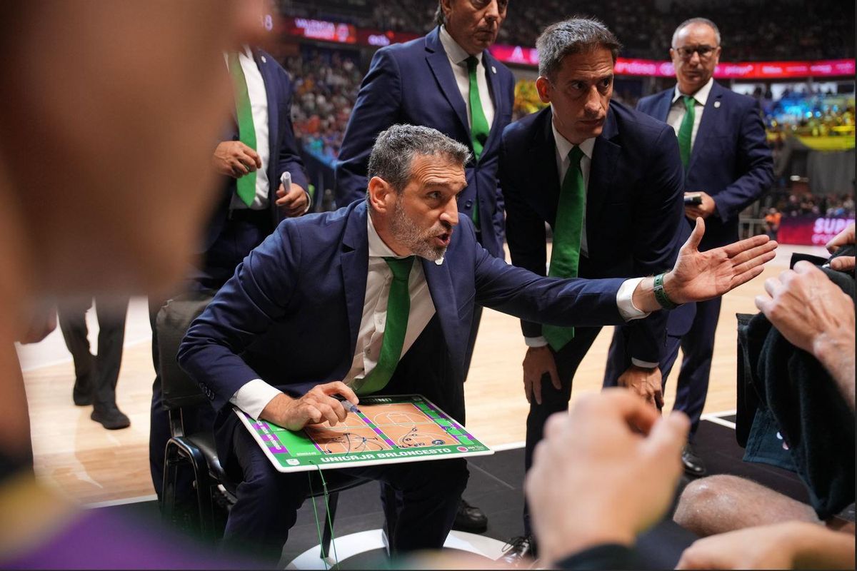 Ibon Navarro, dando indicaciones en un tiempo muerto