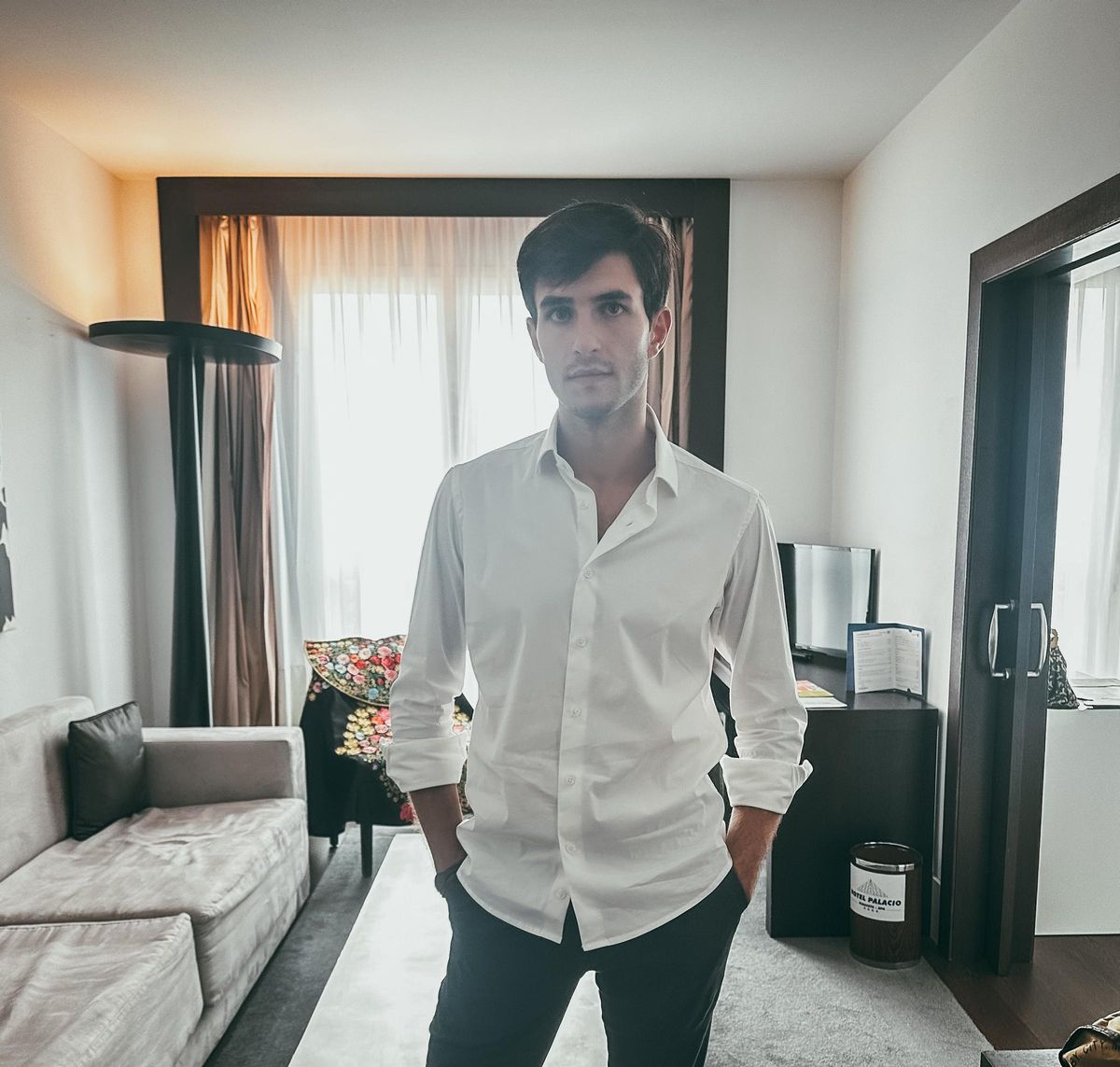 Navalón posa tras la entrevista en la habitación en la que se vistió de torero.