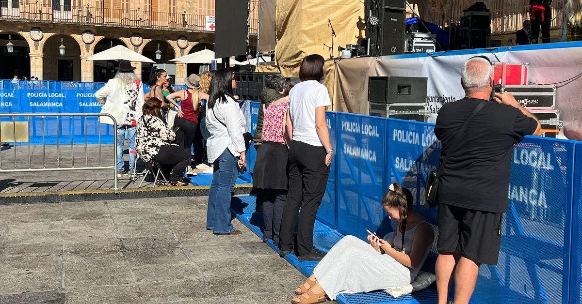 Fans de Europe llegan a la Plaza Mayor desde primera hora para su esperado concierto