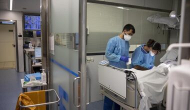 Sanitarios en la UCI de un hospital
