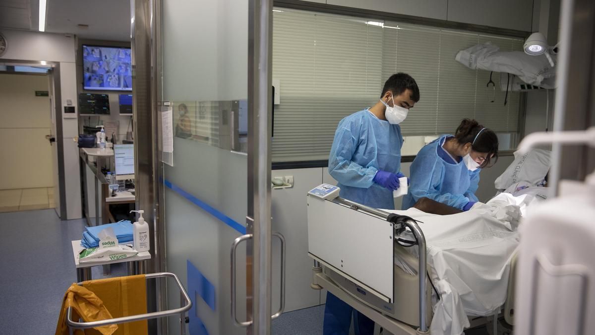 Sanitarios en la UCI de un hospital