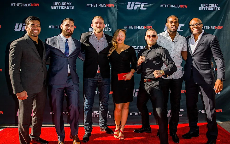 LAS VEGAS, NEVADA - 17 de noviembre: (LR) Fighters UFC Lyoto Machida, Chris Weidman, Alexander Gustafsson, Ronda Rousey, Conor McGregor, Jon Jon Jones y Anderson Silva llegan a la época de UFC ahora es una conferencia de prensa en el Centro Smith para los Arts Performing el 17 de noviembre de 2014 en Las Vegas, NEVADA. (Foto de Elliott Howard/Zuffa LLC/Zuffa LLC a través de Getty Images) 