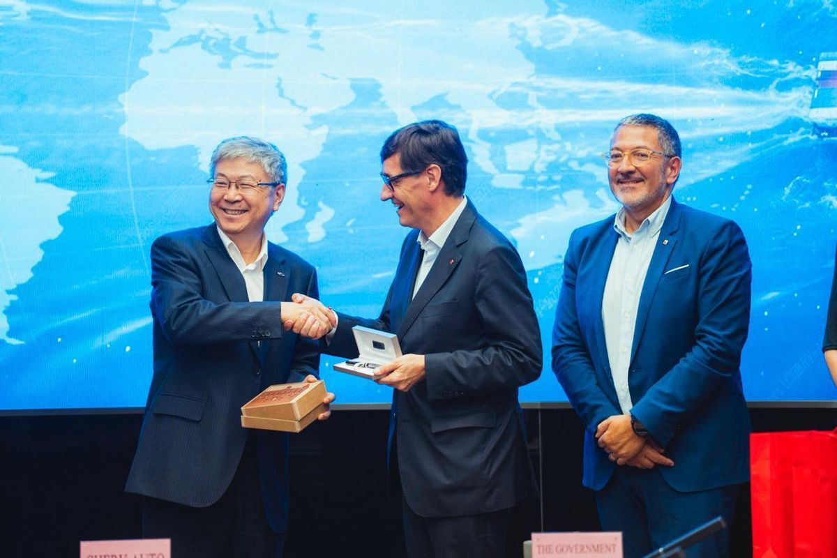 El presidente de Chery, Yin Tongyue; el president Salvador Illa; y el conseller de Empresa i Treball, Miquel Sàmper.