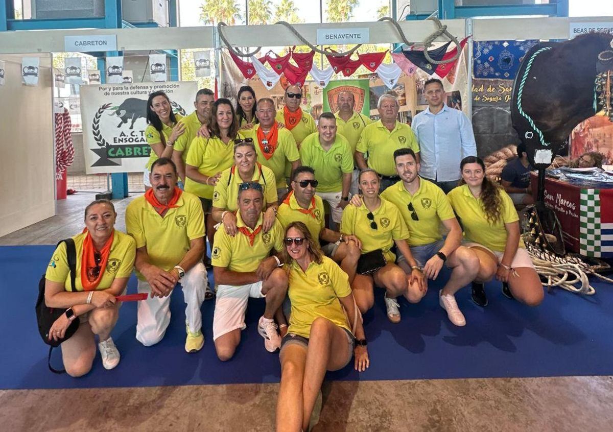 Representantes de la ABTE y el concejal de Benavente en el expositor del toro enmaromado.