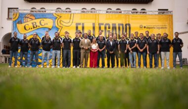 La plantilla, el cuerpo técnico y el presidente del CB Canarias posan junto a Rosa Dávila y Luis Yeray Gutiérrez.