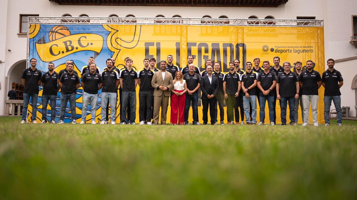 La plantilla, el cuerpo técnico y el presidente del CB Canarias posan junto a Rosa Dávila y Luis Yeray Gutiérrez.