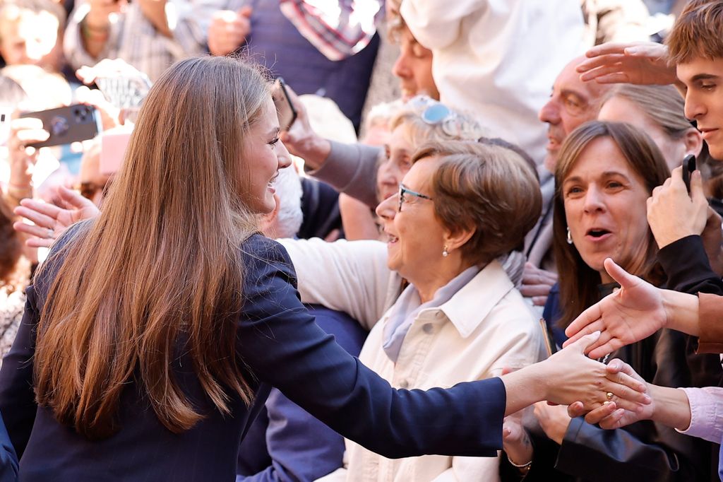 La princesa Leonor se da un baño de masas en Viana