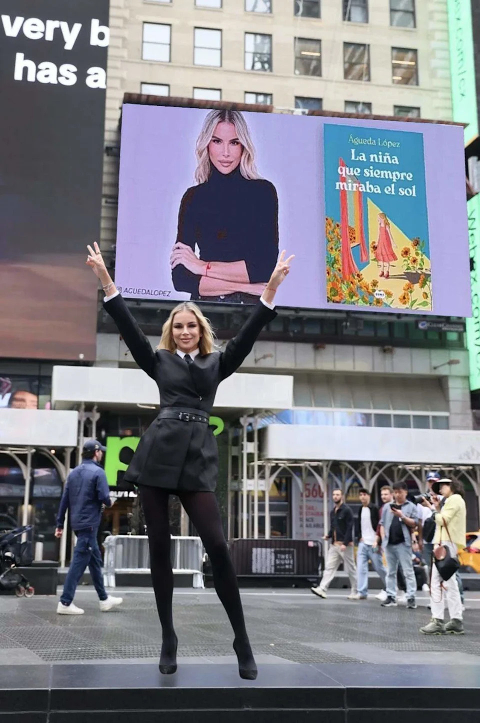 Águeda López enfrente de su pantalla en Times Square Crédito: Marvin Guzman / @gmarvinmusic
