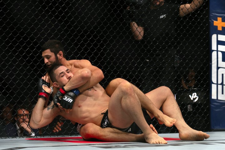 Dricus du Plessis y Khamzat Chimaev, el otro plato fuerte. (AP Photo/Altaf Qadri)