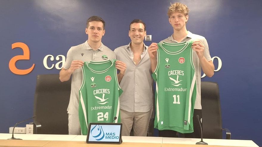 Albert Lafuente, Lorenzo Díaz -director deportivo del Cáceres- y Luis García, este jueves en Cajalmendralejo.