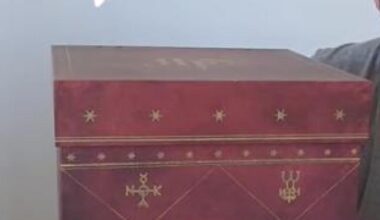 Se da cuenta después de 13 años que la caja que compró de Harry Potter tiene un cajón oculto